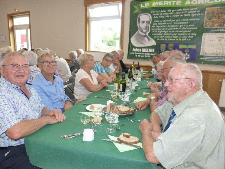 2021 - Déjeuner « en compagnie de Jules Méline » en clôture de l'assemblée générale à Teurthéville-Hague.jpg