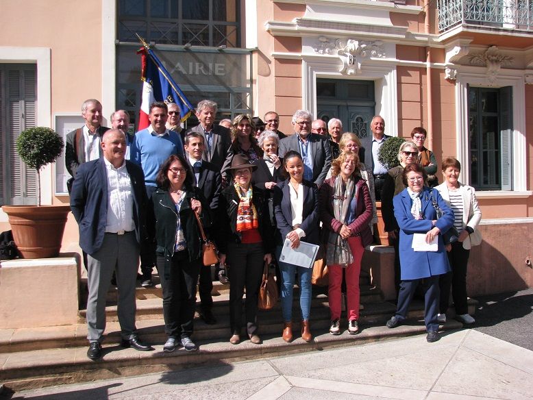 Photo_1_Groupe_devant_Mairie.jpg